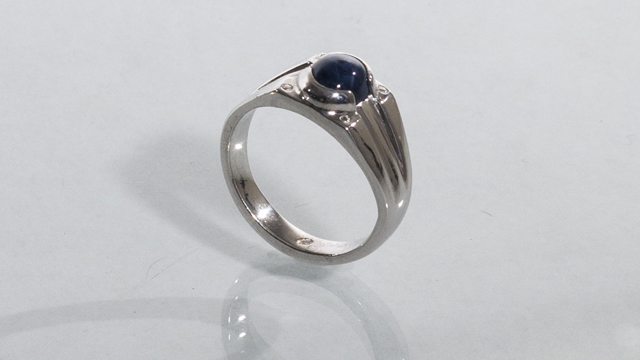anello in argento 925 con zaffiro stellato