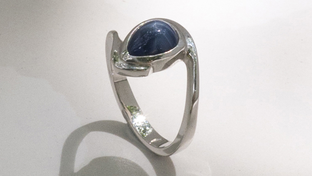 anello in argento 925 con zaffiro cabochon