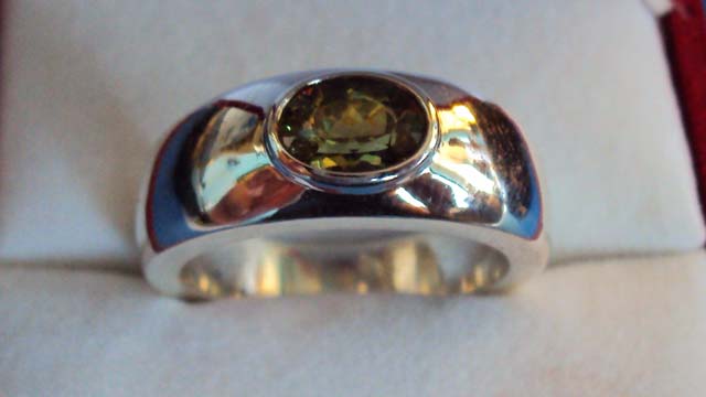 anello in argento 925 con granato demantoide