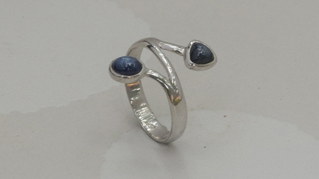 anello in argento 925 con zaffiro cabochon