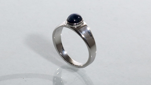 anello in argento 925 con zaffiro stellato