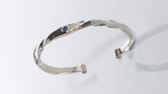 bracciale contorto in argento 925 con zaffiro